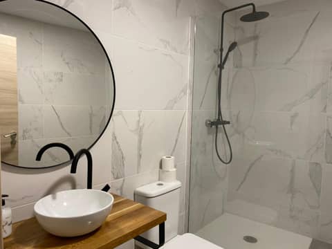 Shanti Rooms — bathroom