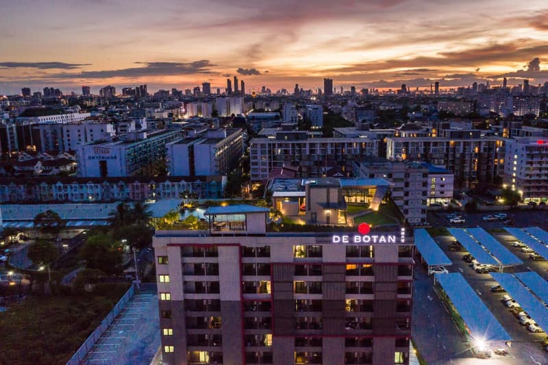 De Botan Srinakarin Hotel & Residence — building