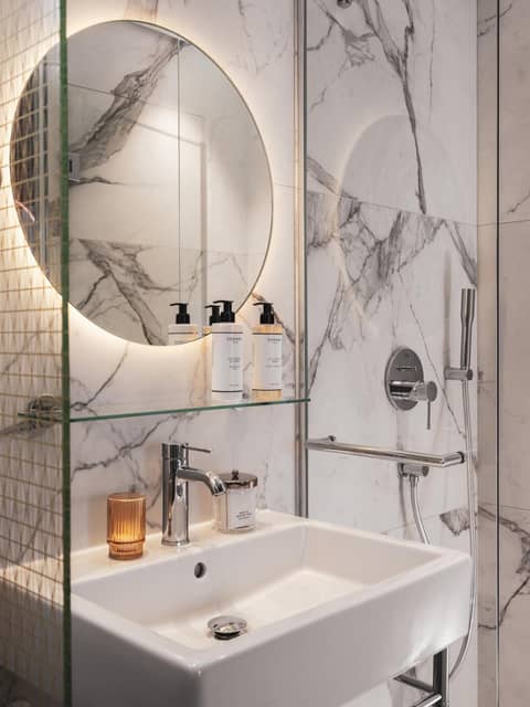Seven Hotel Paris — bathroom