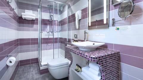 Hôtel du Plat d'Etain — bathroom