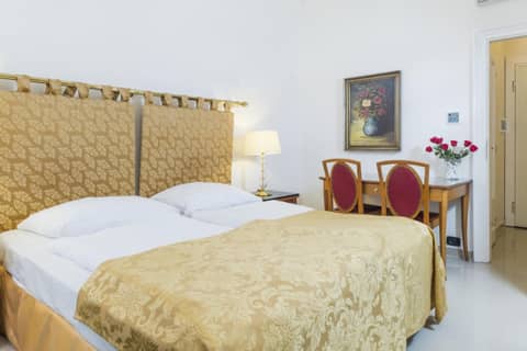 Hotel Bologna — hotel room