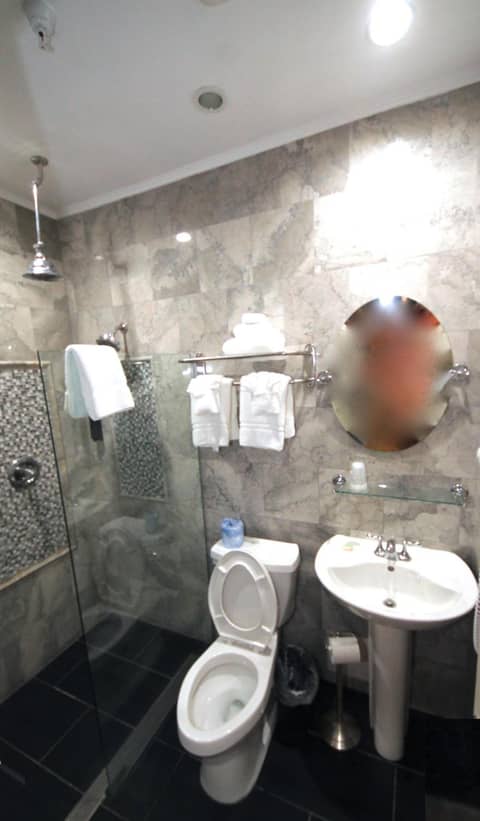 Hyde Park Hotel — bathroom