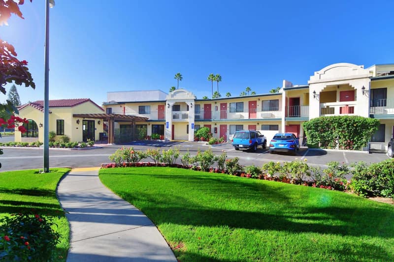 Lamplighter Inn & Suites at SDSU — building