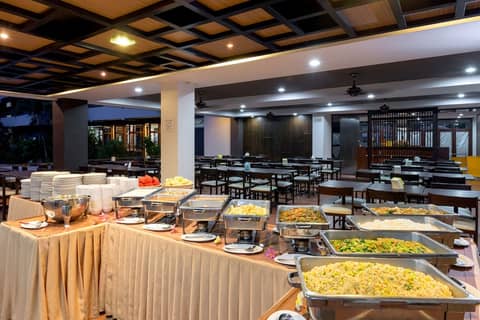The Holiday Resort Pattaya — dining