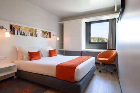 Star Inn Porto — hotel room