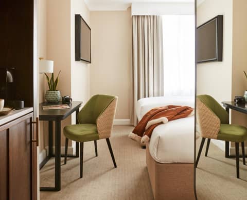 The Clermont London Victoria — hotel room