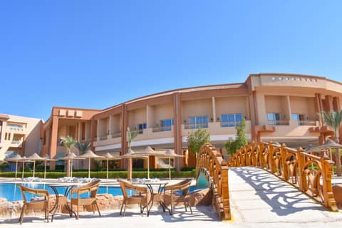 Parrotel Lagoon Waterpark Resort — building