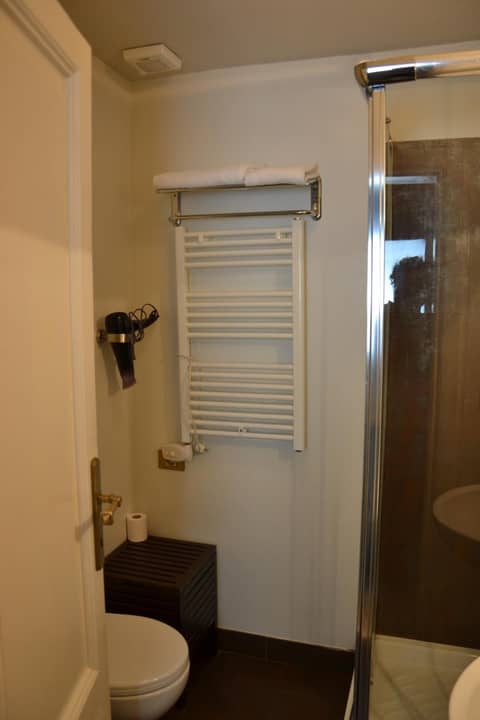 B&B Leopoldo — bathroom