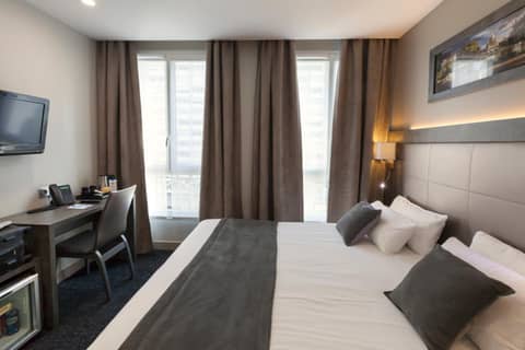 Hotel Paris Italie — hotel room