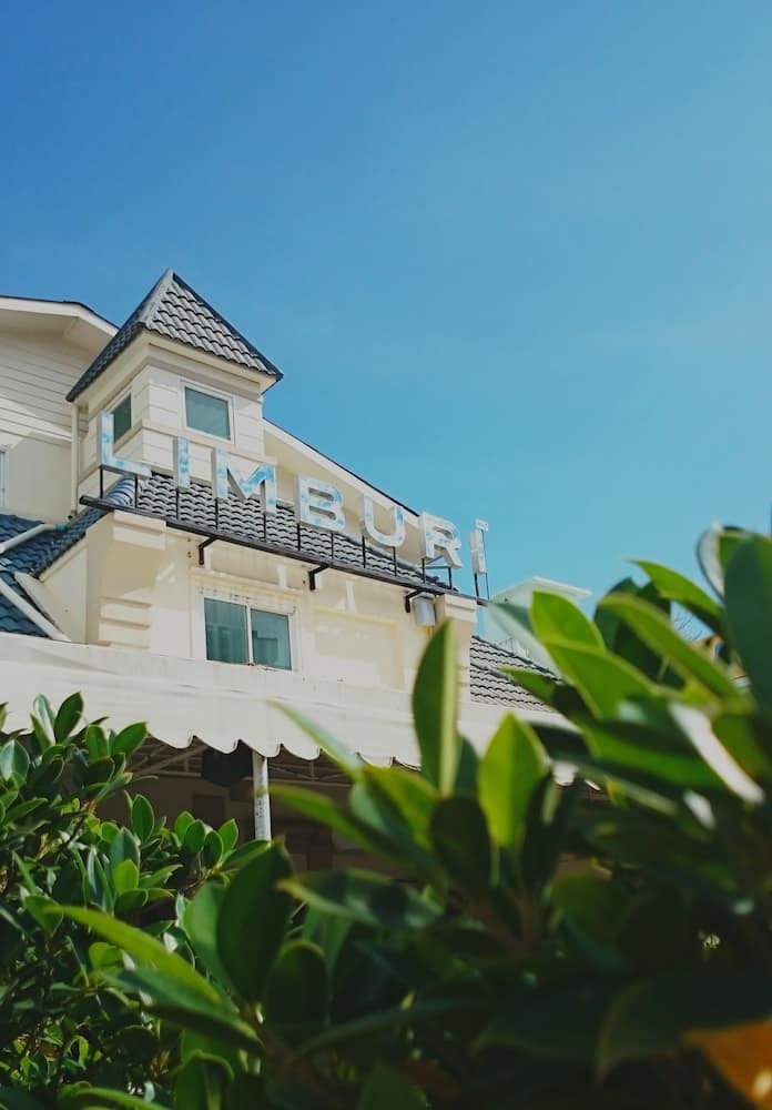 Limburi Hometel — building