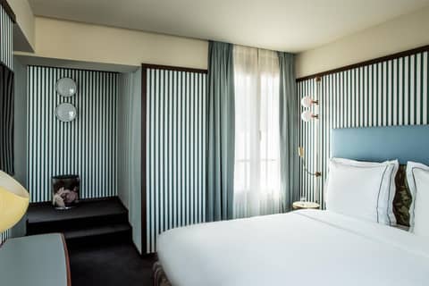 Hôtel du Rond-point des Champs-Élysées - Esprit de France — hotel room