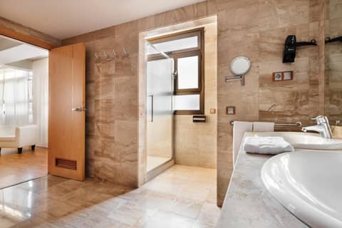 Exe Las Palmas — bathroom