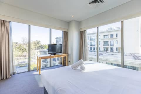 Seasons Botanic Gardens — hotel room