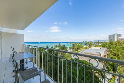 Castle Waikīkī Shore — balance & terrace