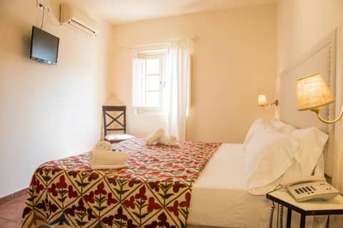 Hostal Callejon del Agua — hotel room