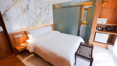 Pinnacle Dream — hotel room