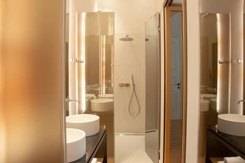 S Paul Hotel — bathroom
