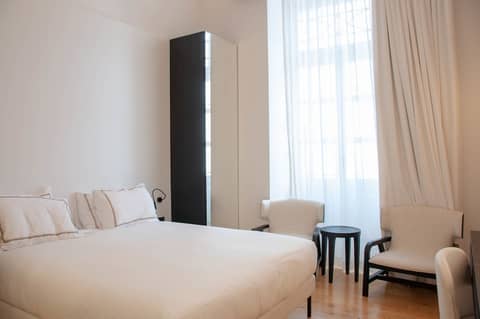 S Paul Hotel — hotel room