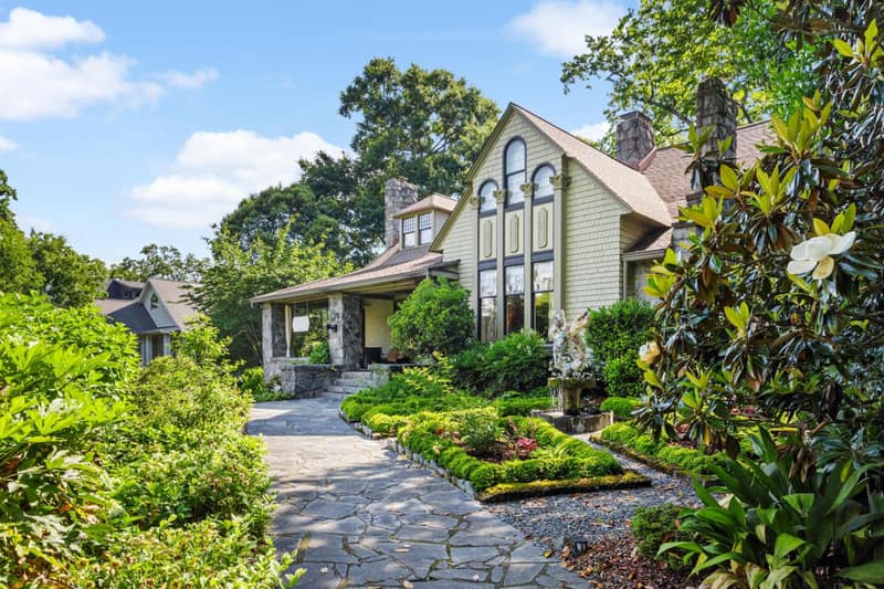 Stonehurst Place Bed & Breakfast — building