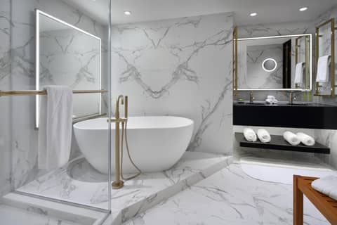 Hotel Washington — bathroom