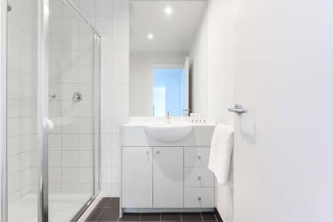 Adina Apartment Hotel Melbourne Flinders Street — bathroom