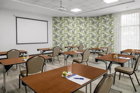 Holiday Inn Express Dubai Safa Park by IHG — photo 6