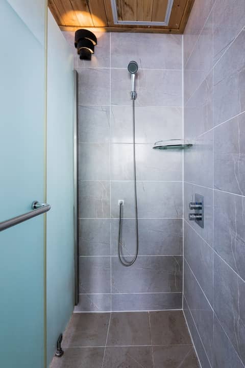Aqua BEAutique — bathroom