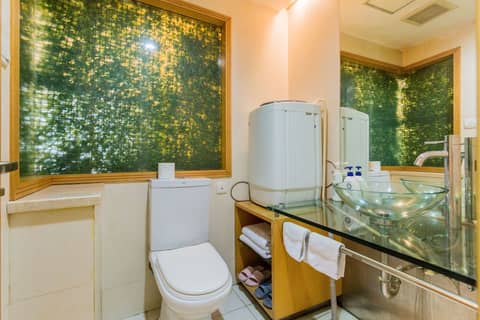 Mayson Shanghai Zhongshan Park Serviced Apartment — bathroom