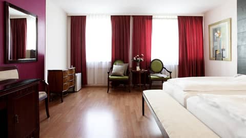 Hotel Attaché — hotel room