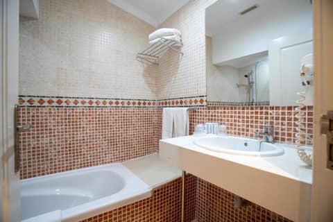 Olympia Consul del Mar — bathroom
