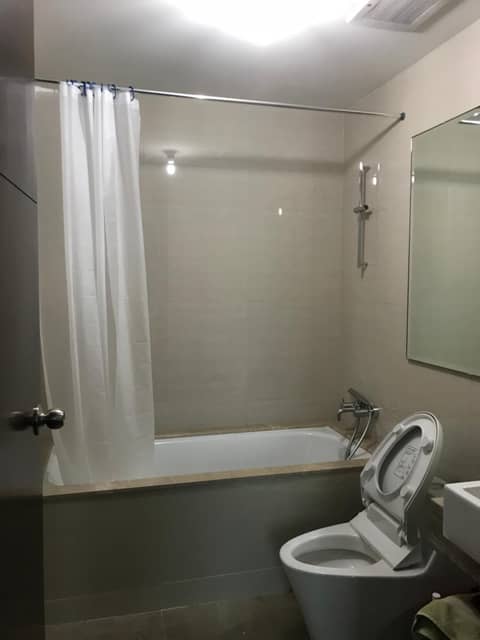 Luxury 2 BR Condo at Casa Grande Residence - Kasablanka Mall — bathroom