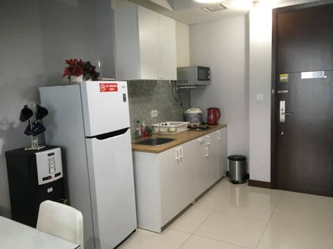 Luxury 2 BR Condo at Casa Grande Residence - Kasablanka Mall — kitchen