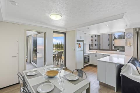 Boulevard North Holiday Apartments — kitchen