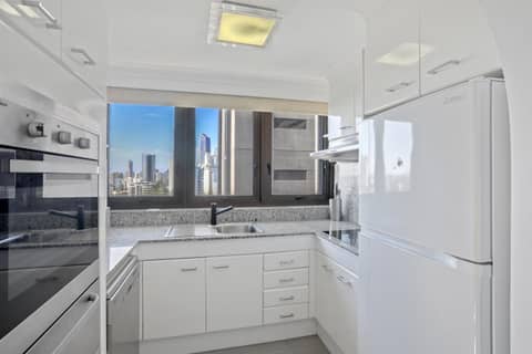 Boulevard North Holiday Apartments — kitchen