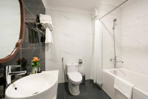 Serene Central Hotel — bathroom