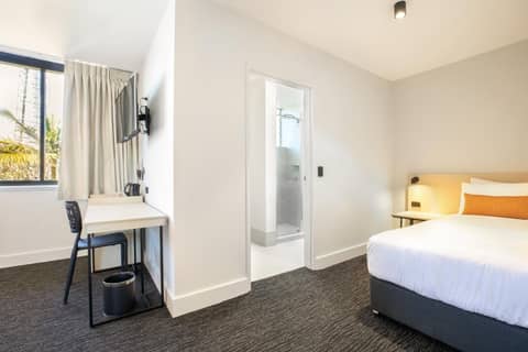 Nightcap at Chardons Corner Hotel — hotel room