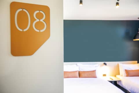 Nightcap at Chardons Corner Hotel — hotel room