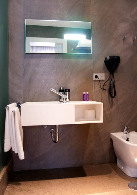 Khu Hotel — bathroom