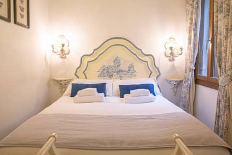 Rigoletto Charm — hotel room