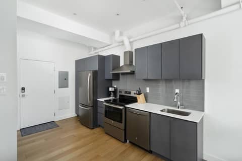 Bakan- Quartier des Congres, Convention District — kitchen