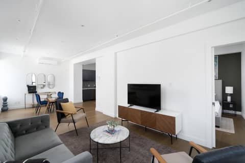Bakan- Quartier des Congres, Convention District — hotel room