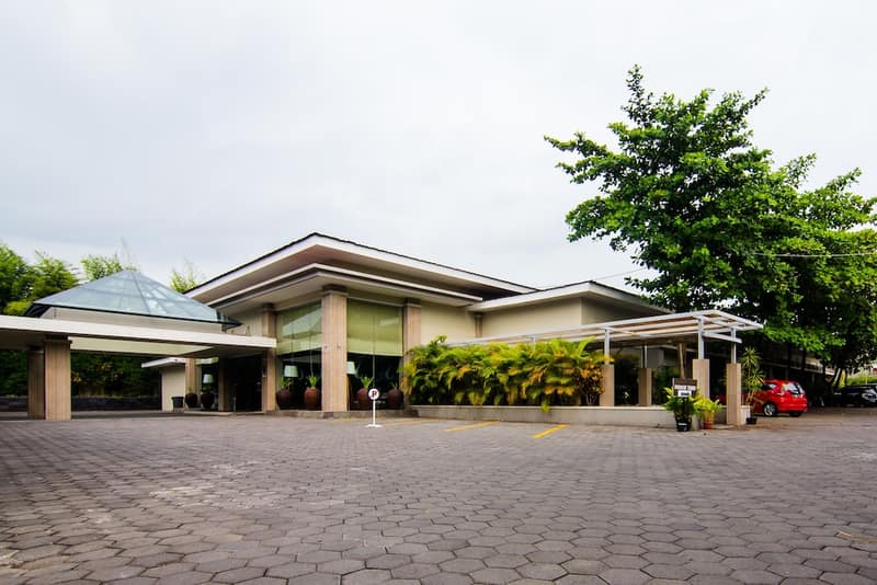 Tasneem Convention Hotel Yogyakarta — building
