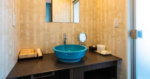 HOTEL SANSUI NAHA Ryukyu Onsen Naminoue-No-Yu — bathroom