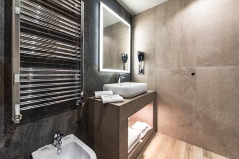 Just Hotel Milano — bathroom
