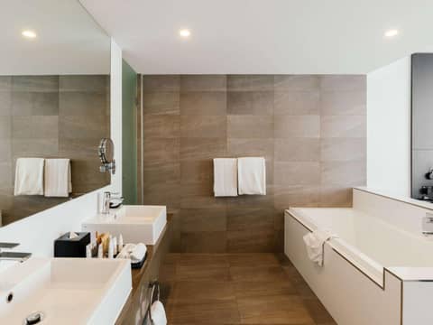 Pullman Brisbane Airport — bathroom