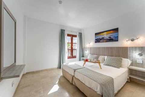 Klayman Olivina Aparthotel — hotel room