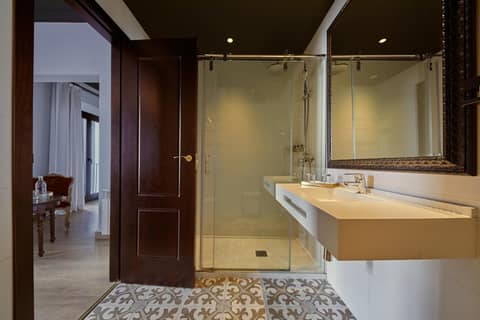 Hotel Born — bathroom