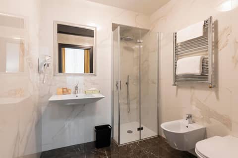 Hotel Virgilio — bathroom