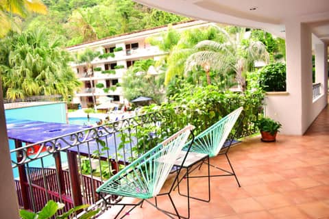 Hotel Casa Iguana Mismaloya — balance & terrace