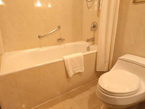 Shanghai Qilu Hotel — bathroom